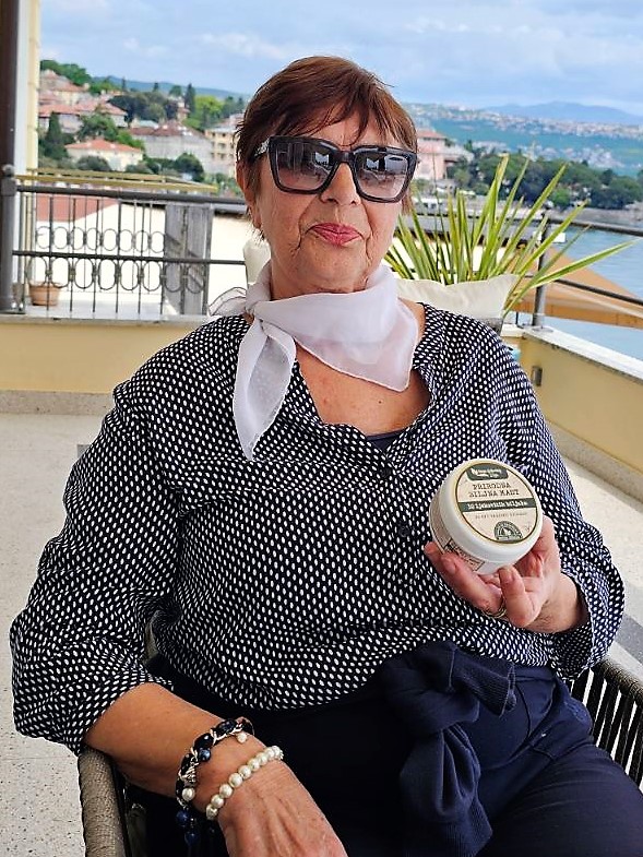 Zadovoljna kupkinja s prirodnom biljnom mašću